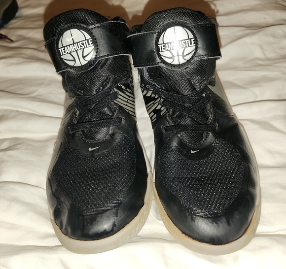 Nike Team Hustle Black/Silver Boy's Sneakers - Picture 1 of 5
